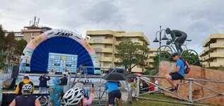 2021-09-18 16.08.37 Bühne für Siegerehrung am Pantani-Denkmal.jpg