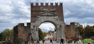 2021-09-19 15.29.03 Porta Augusta in Rimini aus dem Jahr 27 v. Chr..jpg